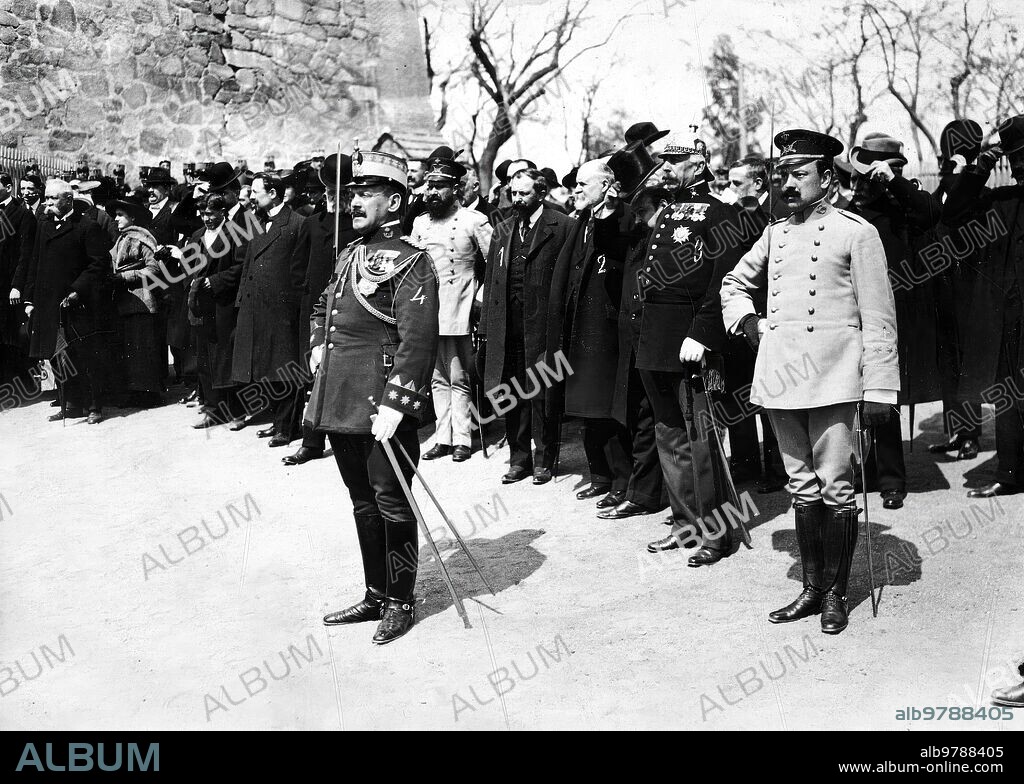 26 marzo 1913. M. Steeg en Toledo. El ex ministro Francés (1), el Sr. López Muñoz (2), el gobernador Militar, Sr. Moltó (3) y los Invitados A la excursión Viendo maniobrar el batallón de Alumnos de infantería al mando de su Coronel, Sr. Martínez Anido (4).