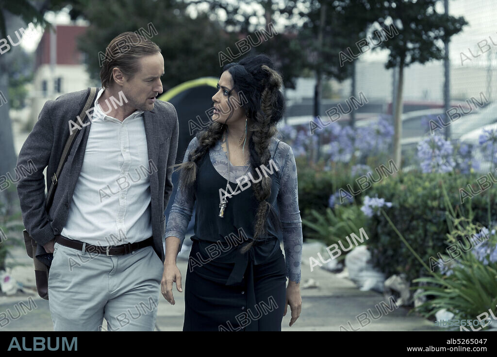 OWEN WILSON y SALMA HAYEK en FELICIDAD, 2021 (BLISS), dirigida por MIKE CAHILL. Copyright AMAZON STUDIOS.