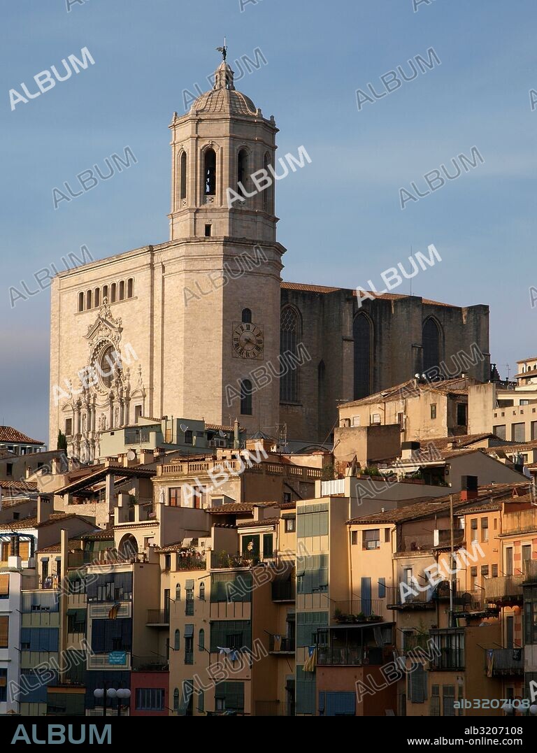 VISTAS DE LA CIUDAD, EL RIO ONYAR Y LA CATEDRAL DE SANTA MARIA DESDE EL PUENTE DE HIERRO Y DESDE EL PUENTE DE PIEDRA  GERONA, CATALUÑA, ESPAÑA.