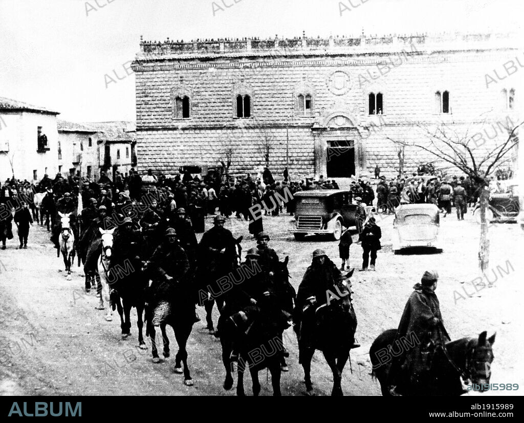 Guerra civil española. Frente de Guadalajara. Tropas italianas nacionales del CTV a caballo desfilando ante el palacio de Cogolludo.