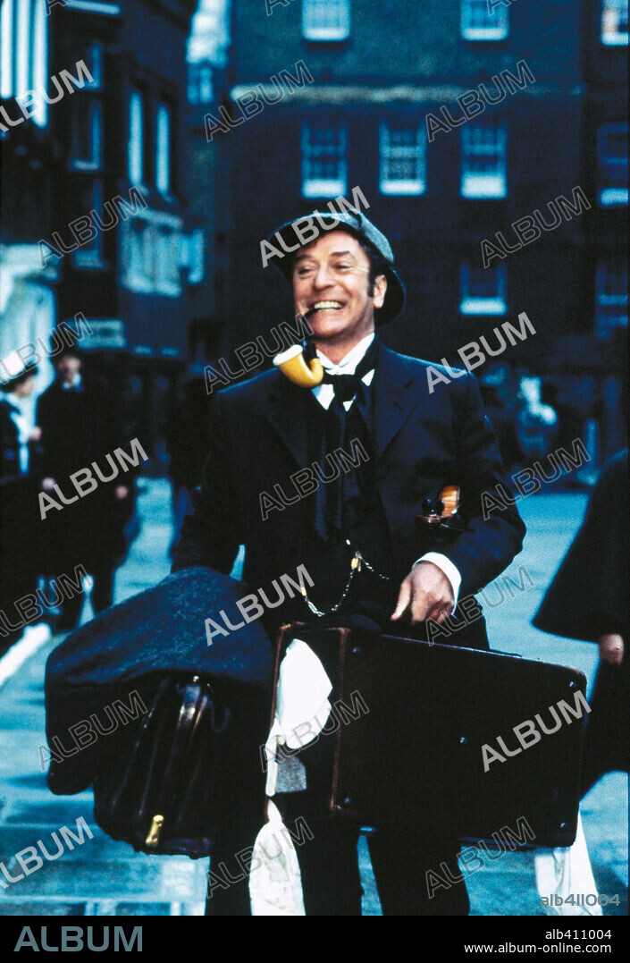 MICHAEL CAINE en SIN PISTAS, 1988 (WITHOUT A CLUE), dirigida por THOM EBERHARDT. Copyright RANK.