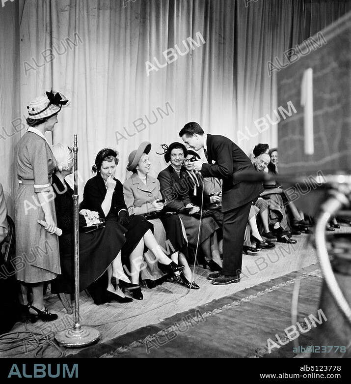 Desailly, Jean; French actor; Paris 24.8.1920-ibid. 11.6.2008.-Desailly presenting the TV show "La femme chez elle" at the RDF studios (Radioffusion Française) in Paris: Jean Desailly is interviewing some members of the audiance.-Photo, undated, before 1949.