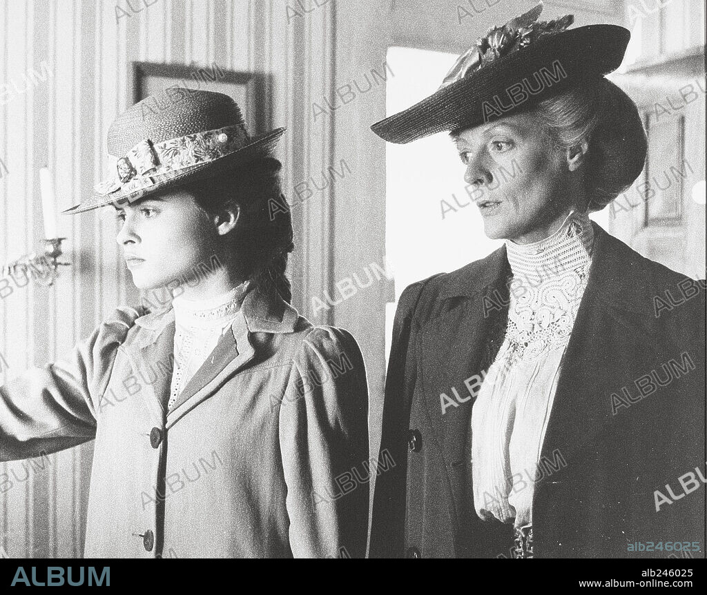 HELENA BONHAM CARTER y Dame Maggie Smith. HELENA BONHAM CARTER y MAGGIE SMITH en UNA HABITACIÓN CON VISTAS, 1985 (A ROOM WITH A VIEW), dirigida por JAMES IVORY. Copyright MERCHANT IVORY/GOLDCREST.