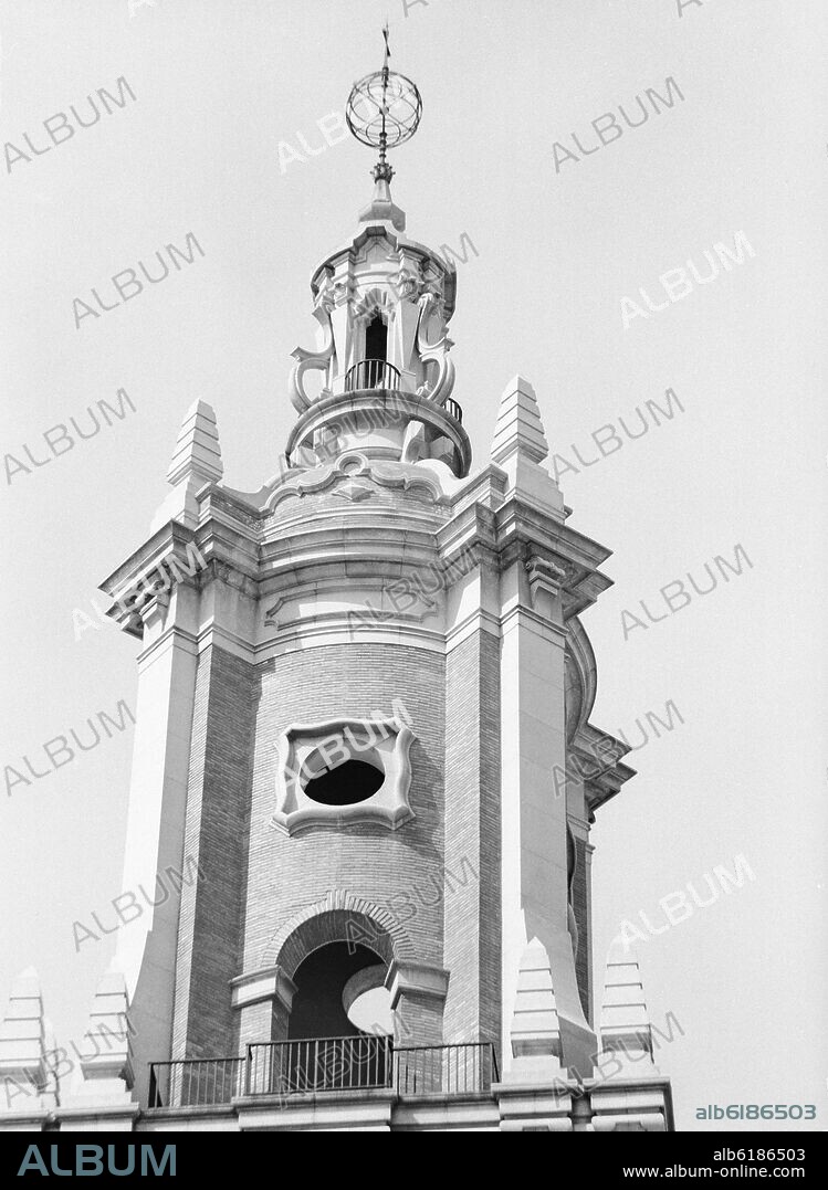 LUIS MOYA BLACO Y LUIS MARTINEZ FEDUCHI. TORRE NEOBARROCA DEL MUSEO DE AMERICA - 1954 - FOTOGRAFIA EN BLANCO Y NEGRO AÑOS 60.