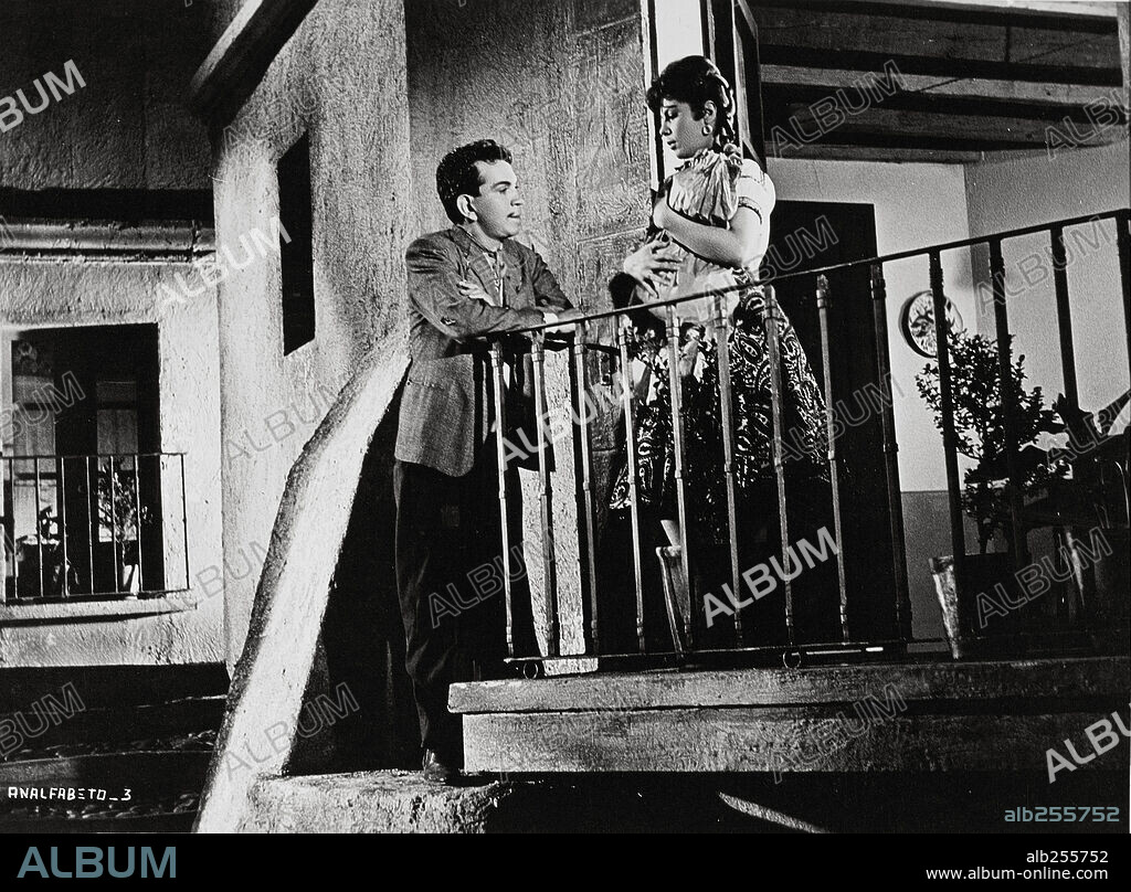 CANTINFLAS y LILIA PRADO en EL ANALFABETO, 1961, dirigida por MIGUEL M. DELGADO. Copyright POSA FILMS, S.A.