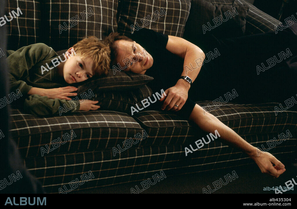 LIAM NEESON and THOMAS BRODIE-SANGSTER in LOVE ACTUALLY, 2003, directed by RICHARD CURTIS. Copyright UNIVERSAL STUDIOS / MOUNTAIN, PETER.