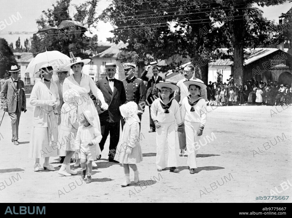 Julio 1916. El veraneo de la familia real su majestad la Reina doña victoria Eugenia, con sus Augustos Hijos, Paseándose por los Jardines de la granja.