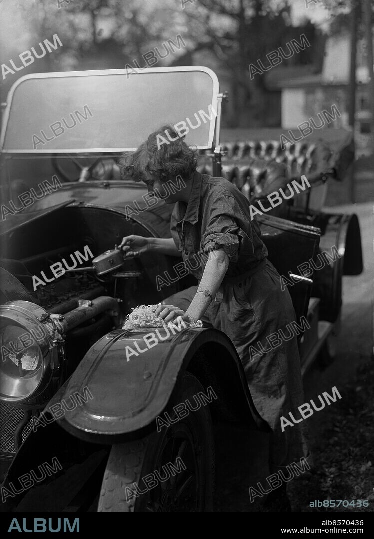 ARKIV 1923. Ester Blenda Nordström (1891-1948), författare och journalist. Hon skrev under signaturen "Bansai" i Svenska Dagbladet. Vid sidan av reportageböcker som "En piga bland pigor" skrev hon populära ungdomsböcker om pojkflickan Ann-Marie. Bilden visar henne när hon fyller på olja i sin bil.. Ester Blenda Nordström, swedish author and journalist. Picture shows her filling oil in her car.. Foto: TT Historical Kod:1900. SCANPIX SWEDEN.
