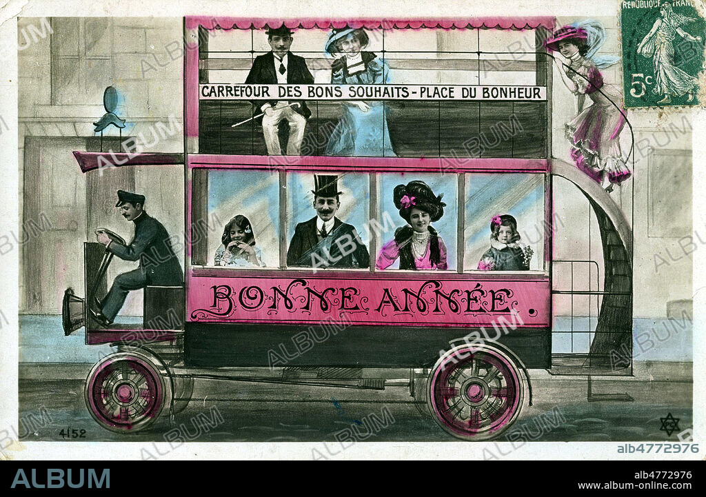 'Bonne annee'. Voyageurs dans un autobus allant du carrefour des bons souhaits a la place du bonheur. Photographie par P. JAVELLE pour une carte postale vers 1907. Credit : Jean Vigne/KHARBINE-TAPABOR.