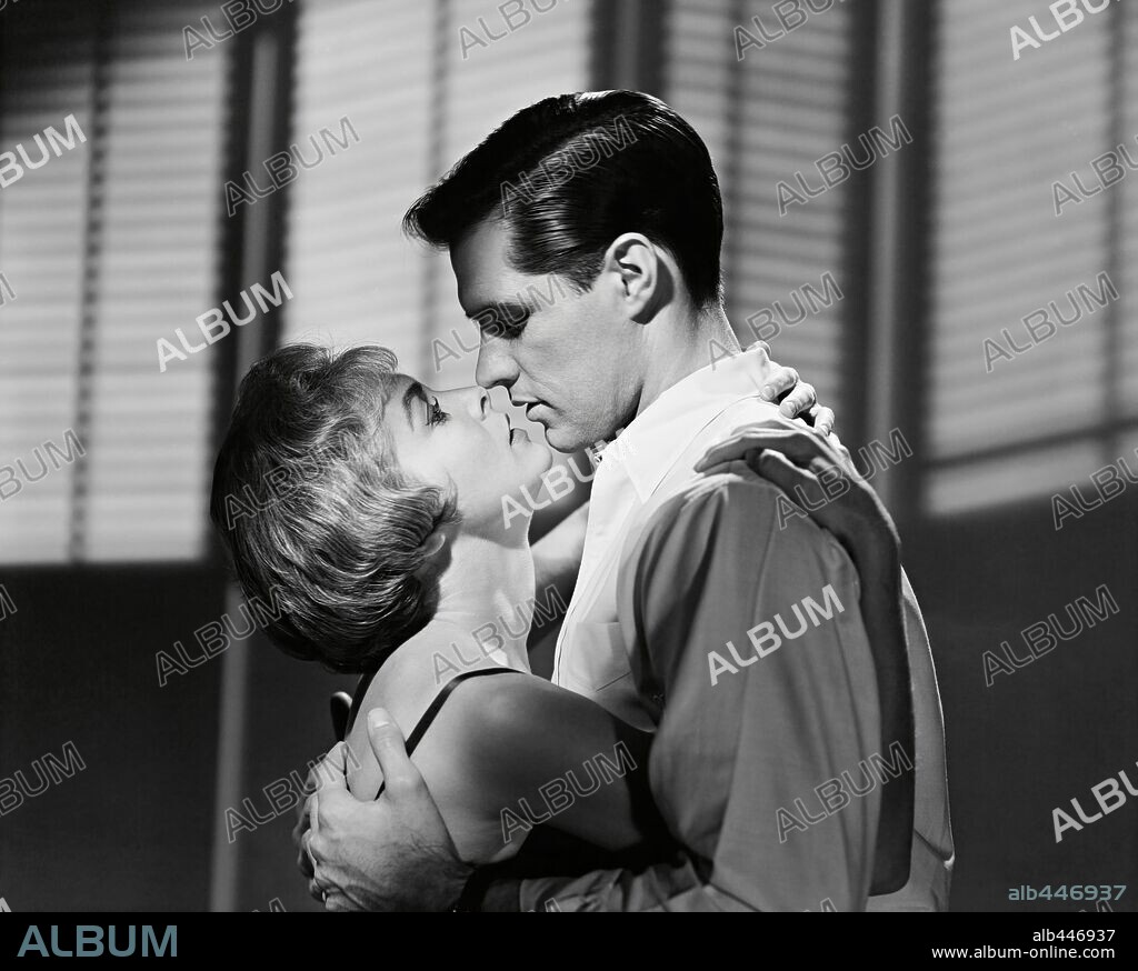 JANET LEIGH and JOHN GAVIN in PSYCHO, 1960, directed by ALFRED HITCHCOCK. Copyright SHAMLEY PRODUCTIONS.