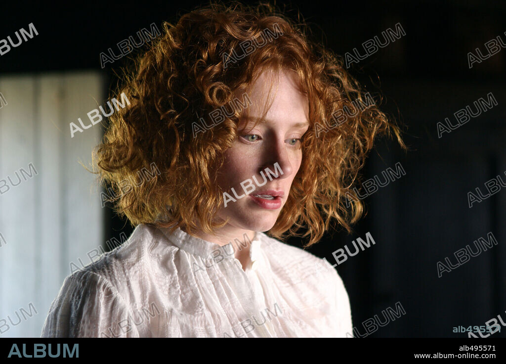 BRYCE DALLAS HOWARD in THE VILLAGE, 2004, directed by M. NIGHT SHYAMALAN. Copyright TOUCHSTONE PICTURES.