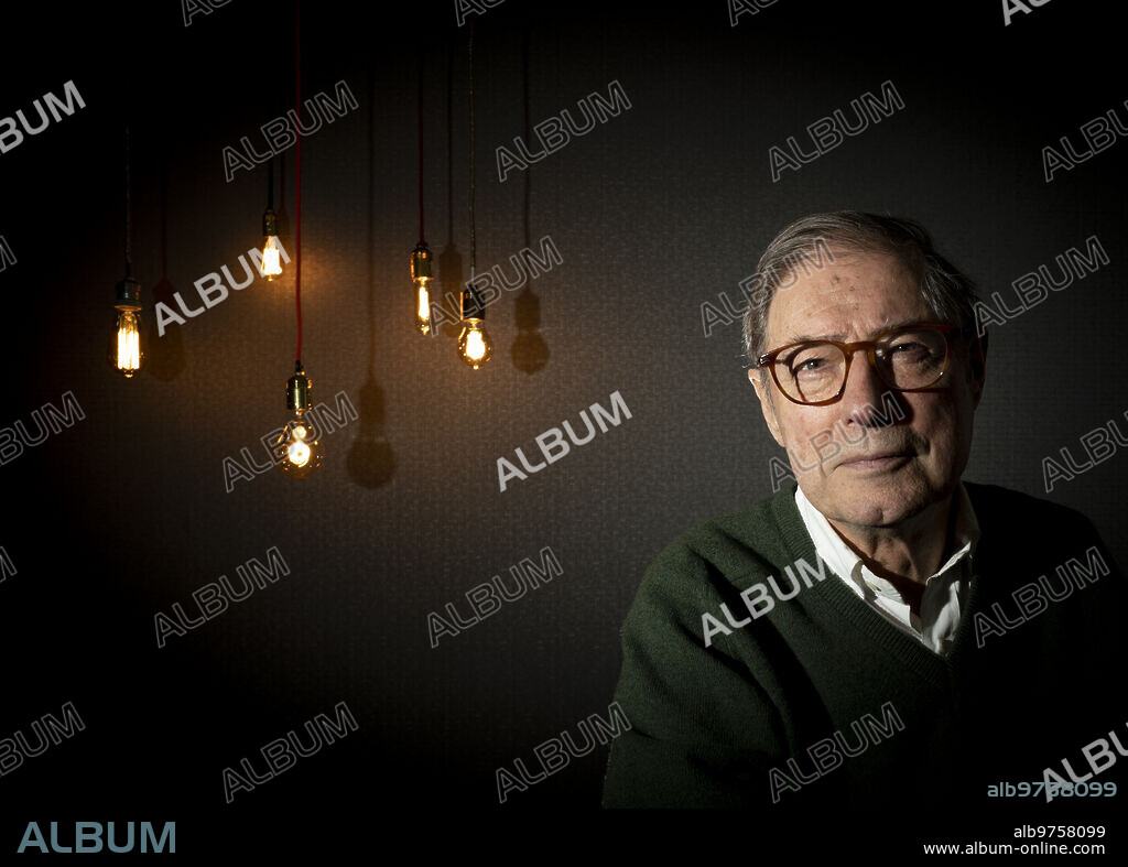 Madrid, 02/13/2019. Interview with the writer and academic Félix de Azúa, who publishes a collection of essays on the world of Art, "Turn the Gaze" Photo: Ignacio Gil. ARCHDC.