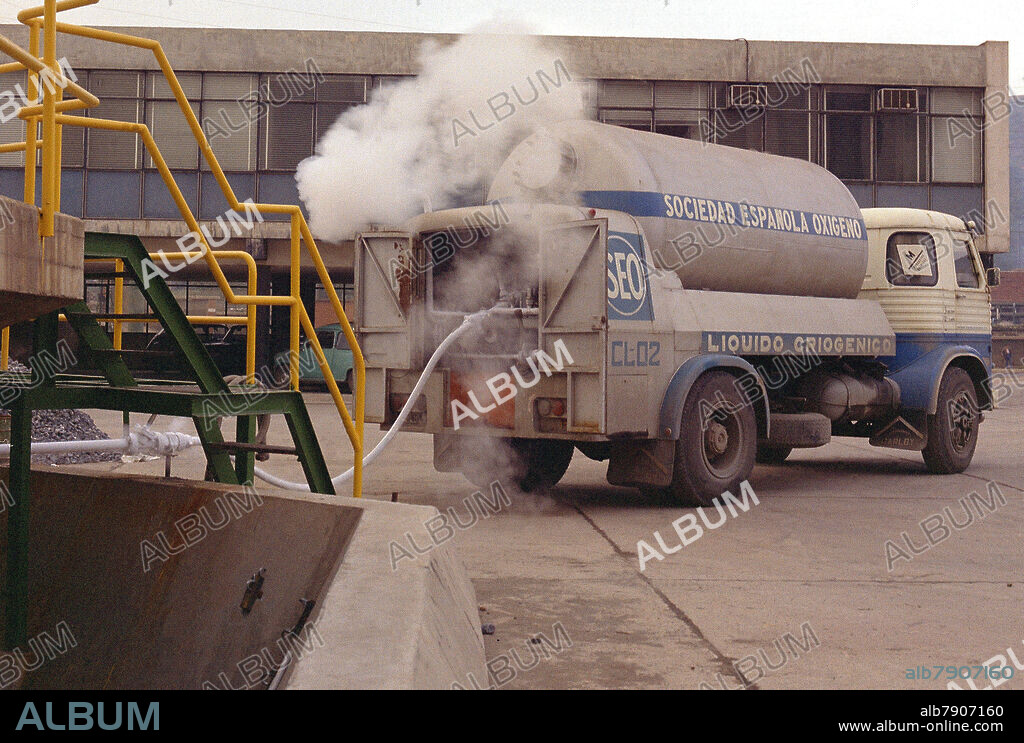 TRANSPORTE DE OXIGENO LIQUIDO - FOTO AÑOS 60.