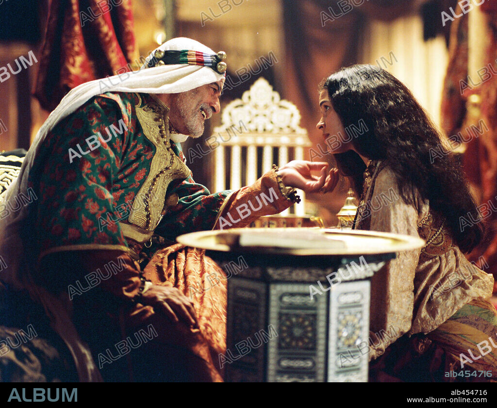 JAMSHIED SHARIFI and ZULEIKHA ROBINSON in HIDALGO, 2004, directed by JOE JOHNSTON. Copyright TOUCHSTONE PICTURES/BUENA VISTA PICTURES / CARTWRIGHT, R.