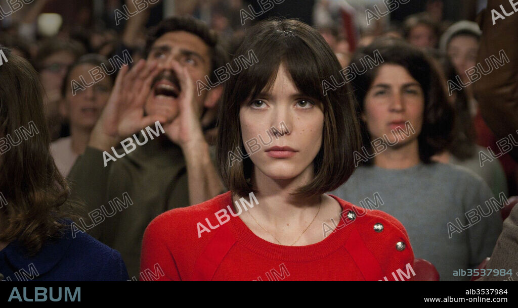 STACY MARTIN in LE REDOUTABLE, 2017, directed by MICHEL HAZANAVICIUS. Copyright LES COMPAGNONS DU CINEMA / AUBRY, PHILIPPE.