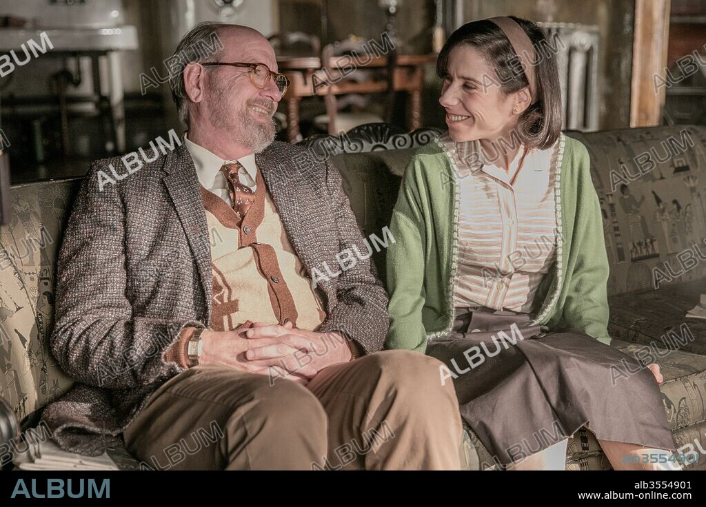 RICHARD JENKINS and SALLY HAWKINS in THE SHAPE OF WATER, 2017, directed by GUILLERMO DEL TORO. Copyright BULL PRODUCTIONS/DOUBLE DARE YOU/FOX SEARCHLIGHT PICTURES.