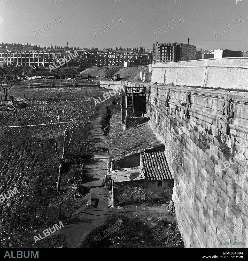 CHABOLAS ADOSADAS AL PUENTE DE TOLEDO - FOTOGRAFIA EN BLANCO Y NEGRO - 1954.