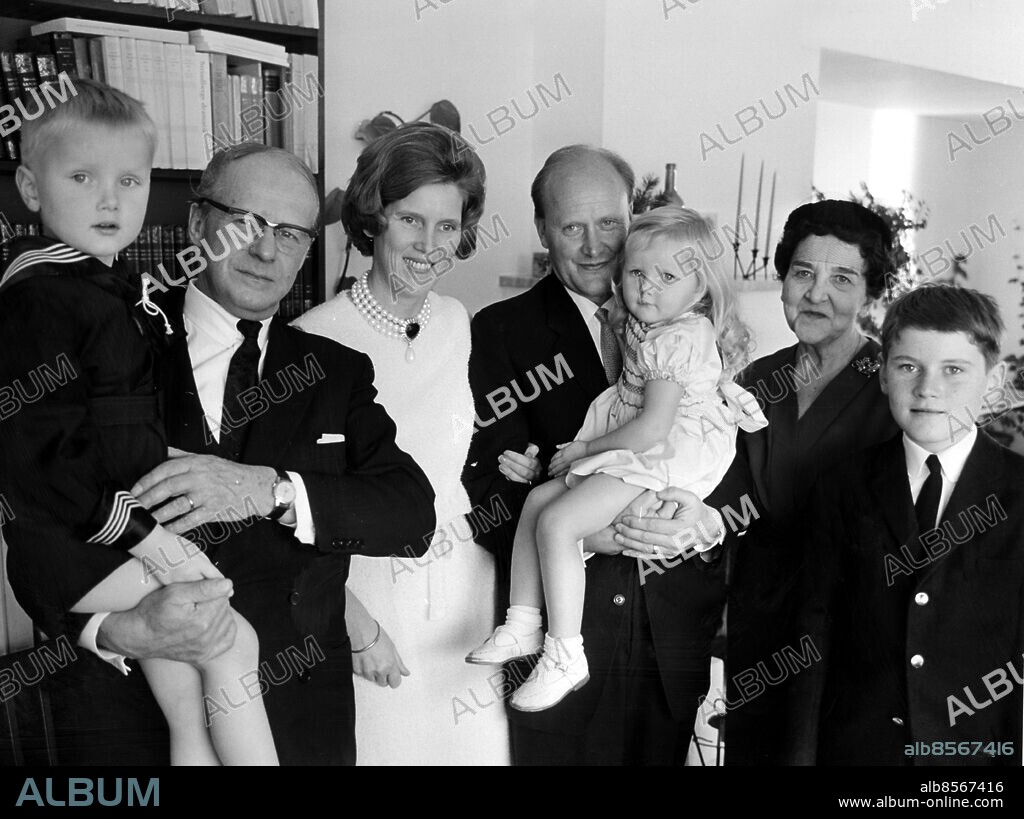 Gunnar Ollén med familj uppvaktas på sin femtioårsdagen av direktören Erik Mattsson med med fru Thyra. Bakombild Malmö. Bakombild Malmö. persons: Erik Mattson ;Gunnar Ollén ;Thyra Mattsson sites: MALMÖ.