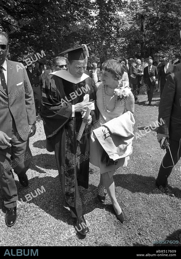 ARKIV 1970-06-08. Statsminister Olof Palme (S) med sin hustru Lisbeth Palme efter att ha efter att ha promoveras till hedersdoktor vid sin gamla skola Kenyon college i Ohio, Usa, 8:e juni 1970.. Foto: Lars Nyberg / XP / SCANPIX / Kod: 34. **AFTONBLADET OUT**.