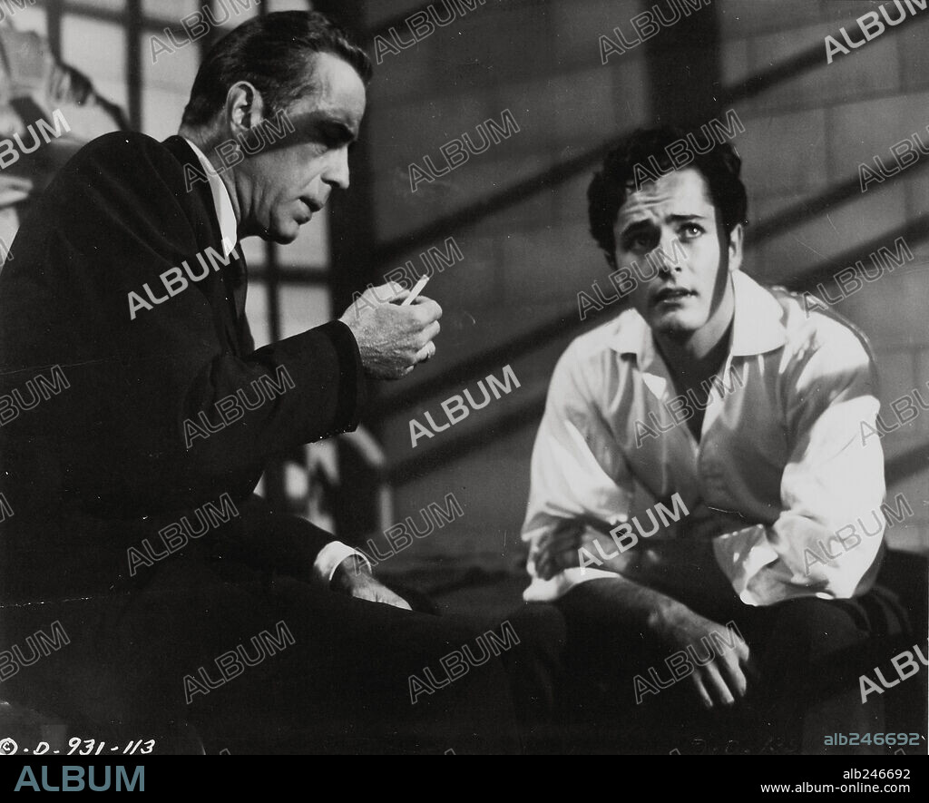 HUMPHREY BOGART and JOHN DEREK in KNOCK ON ANY DOOR, 1949, directed by NICHOLAS RAY. Copyright COLUMBIA PICTURES.