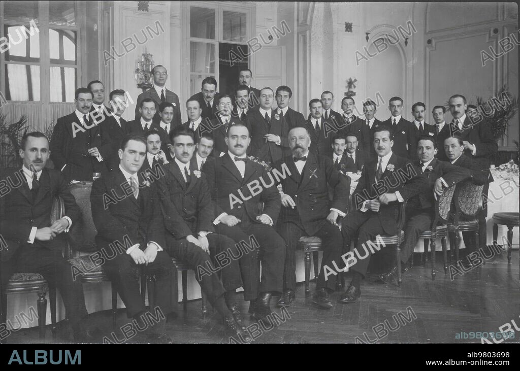 Marzo 1919. Madrid. En el hotel Ritz. El eminente ingeniero Sr. Zafra (X) con sus Discípulos, Alumnos del último año de la escuela de Caminos, que le Dieron un banquete con motivo de Haberle Sido Concedida la gran cruz de Alfonso Xii.