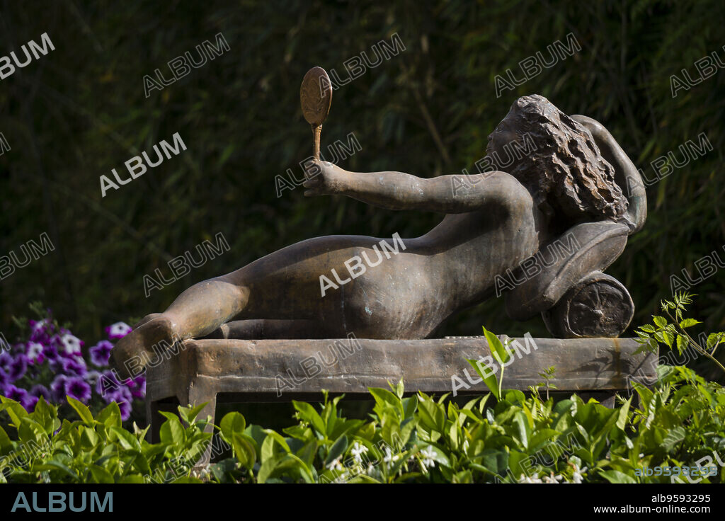mujer tumbada, José Seguiri, escultura de bronce, Edificio de estilo modernista de Can Prunera, siglo XX, jardin Javier Mayol Mundo, Capapuig, Soller, Sierra de Tramuntana, Mallorca, balearic islands, spain, europe.