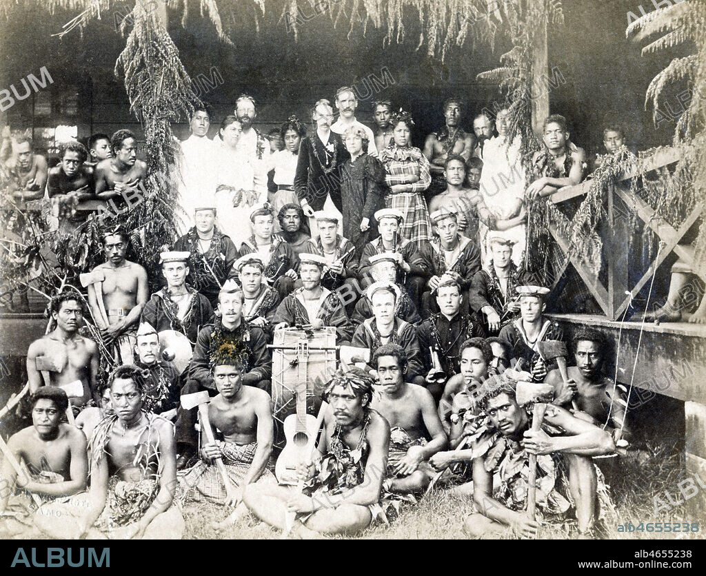Robert Louis STEVENSON (1850-1894) (au centre en haut en costume noir) et sa femme entoures d'amis aux iles Samoa. Photographie par J. DAVIS (mort en 1893) vers 1890. Credit : KHARBINE-TAPABOR/COLL. S. Kakou.