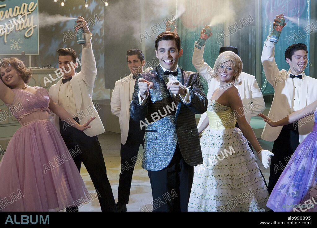 BRITTANY SNOW and JAMES MARSDEN in HAIRSPRAY, 2007, directed by ADAM SHANKMAN. Copyright GABRIEL SIMON PRODUCTION SERVICES/STORYLINE ENTERTAINMENT/ / JAMES, DAVID.