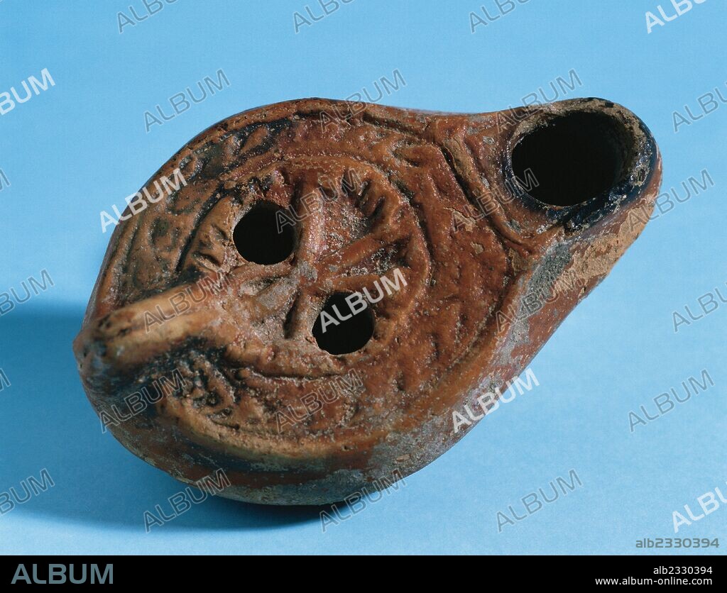 ARTE PALEOCRISTIANO OCCIDENTAL. ESPAÑA. "LAMPARA DE CERAMICA CON CRISMON o ANAGRAMA DE CRISTO". Cerámica hecha a molde, posiblemente de un taller itálico. Fechada en la segunda mitad del siglo IV. Procede de las Catacumbas de Roma. Museu Episcopal del Vic. Provincia de Barcelona. Comarca de Osona. Cataluña.