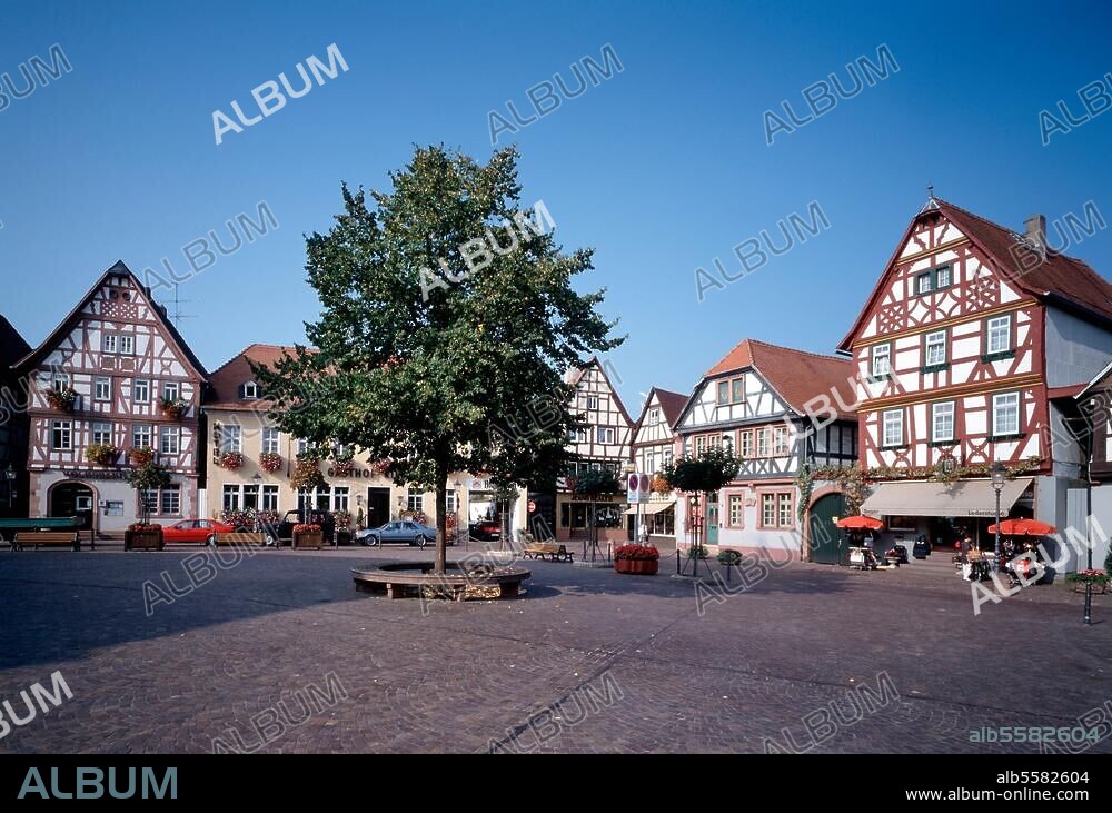 Seligenstadt (Hessen), Marktplatz. Platzansicht mit Fachwerkhäusern. Foto (Florian Monheim).