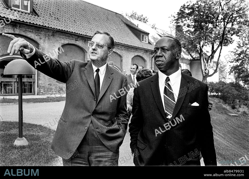 STOCKHOLM 1970-06-04.. Erik Rydbeck (tv), radiochef, och Jerome Holland, USA:s ambassadör, vid radiohuset i Stockholm.. Foto: Bo-Aje Mellin / RiR / SVT / Kod: 5600. RiR 19862 sv/v. Handen i fickan Peka.