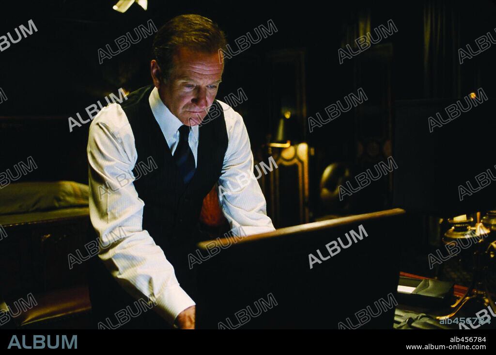 ROBIN WILLIAMS en LA MEMORIA DE LOS MUERTOS, 2004 (THE FINAL CUT), dirigida por OMAR NAIM. Copyright LIONS GATE FILMS.