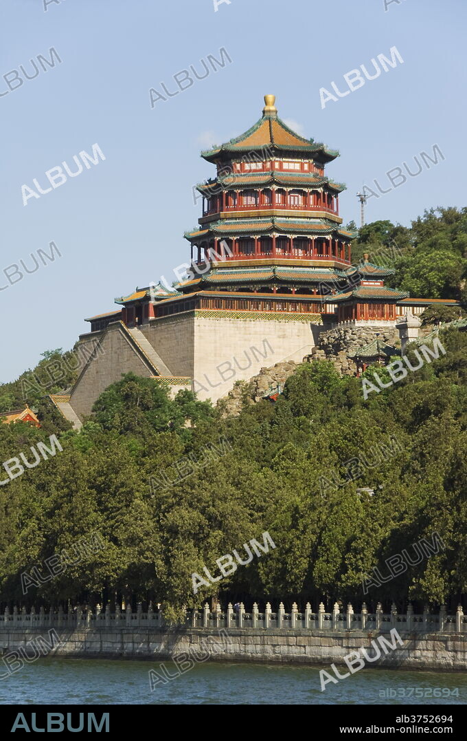 Tower of Buddhist Incense on Longevity Hill and Kunming Lake at Yihe Yuan (The Summer Palace), UNESCO World Heritage Site, Beijing, China, Asia.