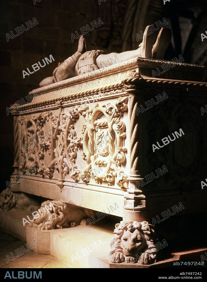 SEPULCRO DEL POETA PORTUGUES LUIS VAZ DE CAMOES (1524-1580).