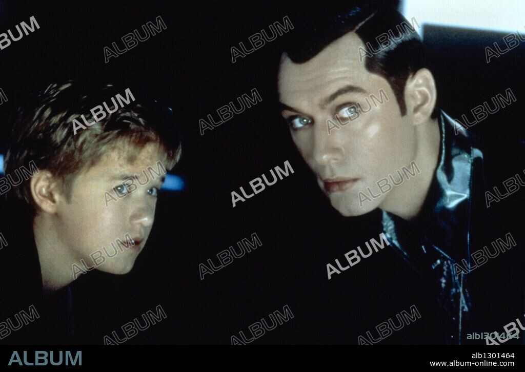 HALEY JOEL OSMENT und JUDE LAW in A.I. - KÜNSTLICHE INTELLIGENZ, 2001 (A. I. ARTIFICIAL INTELLIGENCE), unter der Regie von STEVEN SPIELBERG. Copyright WARNER BROS. PICTURES.