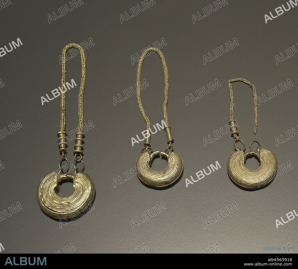 Cultura castreña del Noroeste. Tesoro del Castro de Recouso. Siglos IV-I a. C. Oro y aleación de oro y plata. Procedente de Oroso (provincia de La Coruña, Galicia). Museo de las Peregrinaciones y de Santiago. Santiago de Compostela. Provincia de La Coruña. Galicia. España.