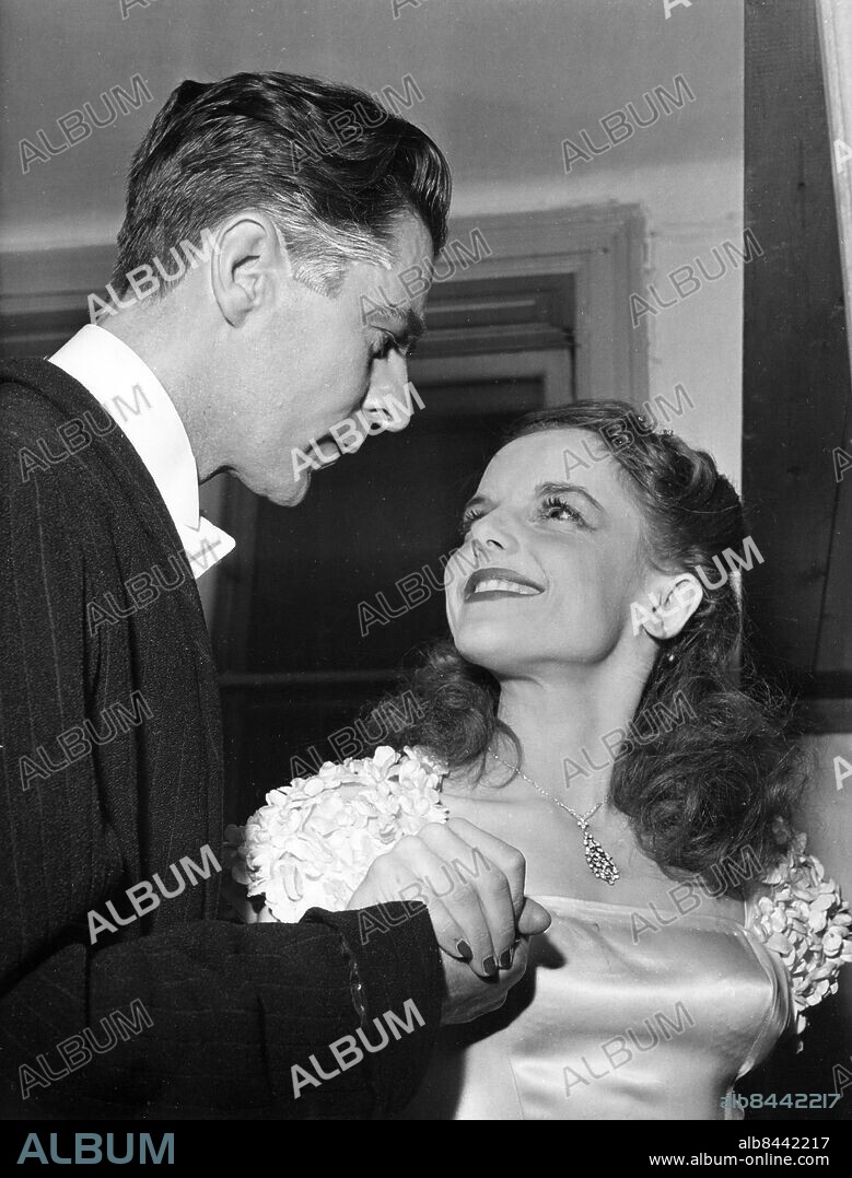1946-09-14.. DRAMATISK FRÅGESPORT. Radioprogram.. Sänt första gången 1946-09-14.. Här ses skådespelarna Gunnar Björnstrand och Viveka Linder medverka i Pygmalion.. Foto: Bertil Danielsson / RiR / SVT / Kod: 5600. Mapp: RADIO-Diverse program Dramatisk frågesport L9.