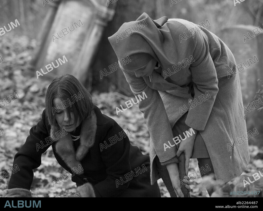 AGATA KULESZA and AGATA TRZEBUCHOWSKA in IDA, 2013, directed by PAWEL PAWLIKOWSKI. Copyright CANAL + POLSKA/PHOENIX FILM INVESTMENTS/PORTOBELLO PICTURES.