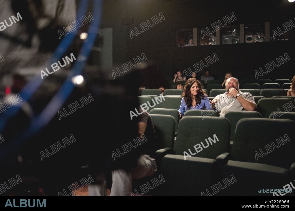 JAMES GANDOLFINI y JULIA LOUIS-DREYFUS en SOBRAN LAS PALABRAS, 2013 (ENOUGH SAID), dirigida por NICOLE HOLOFCENER. Copyright FOX SEARCHLIGHT PICTURES.