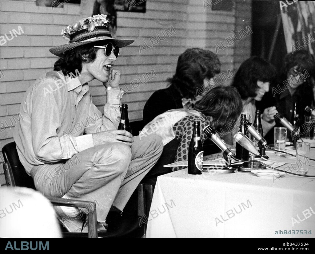 Mick Jagger fyller 50 år här på hotell Vedbaek i Köpenhamn med Charlie Watts Mick Taylor . Bill Wyman och Keith Richards. Rolling Stones orkester sit 1970. Foto: Sydsvenskan / IBL Bildbyrå.