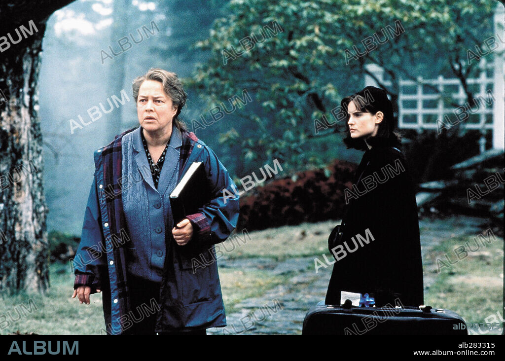 JENNIFER JASON LEIGH y KATHY BATES en ECLIPSE TOTAL [DOLORES CLAIBORNE], 1995 (DOLORES CLAIBORNE), dirigida por TAYLOR HACKFORD. Copyright CASTLE ROCK ENTERTAINMENT / CLIFFORD, JOHN.