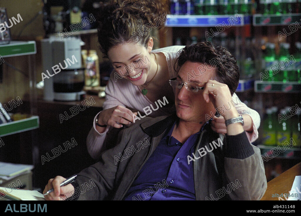 EMMY ROSSUM y SEAN PENN en MYSTIC RIVER, 2003, dirigida por CLINT EASTWOOD. Copyright WARNER BROS.