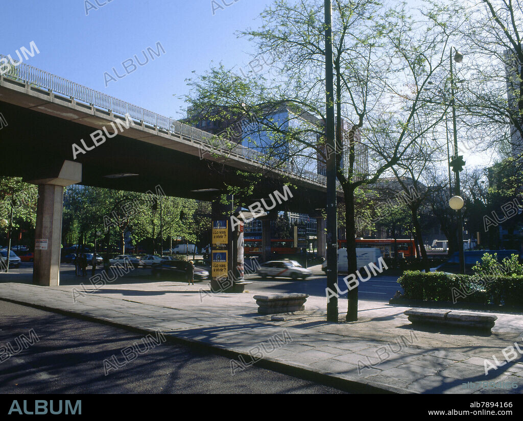 PUENTE DE JUAN BRAVO/RUBEN DARIO SOBRE EL PASEO DE LA CASTELLANA.