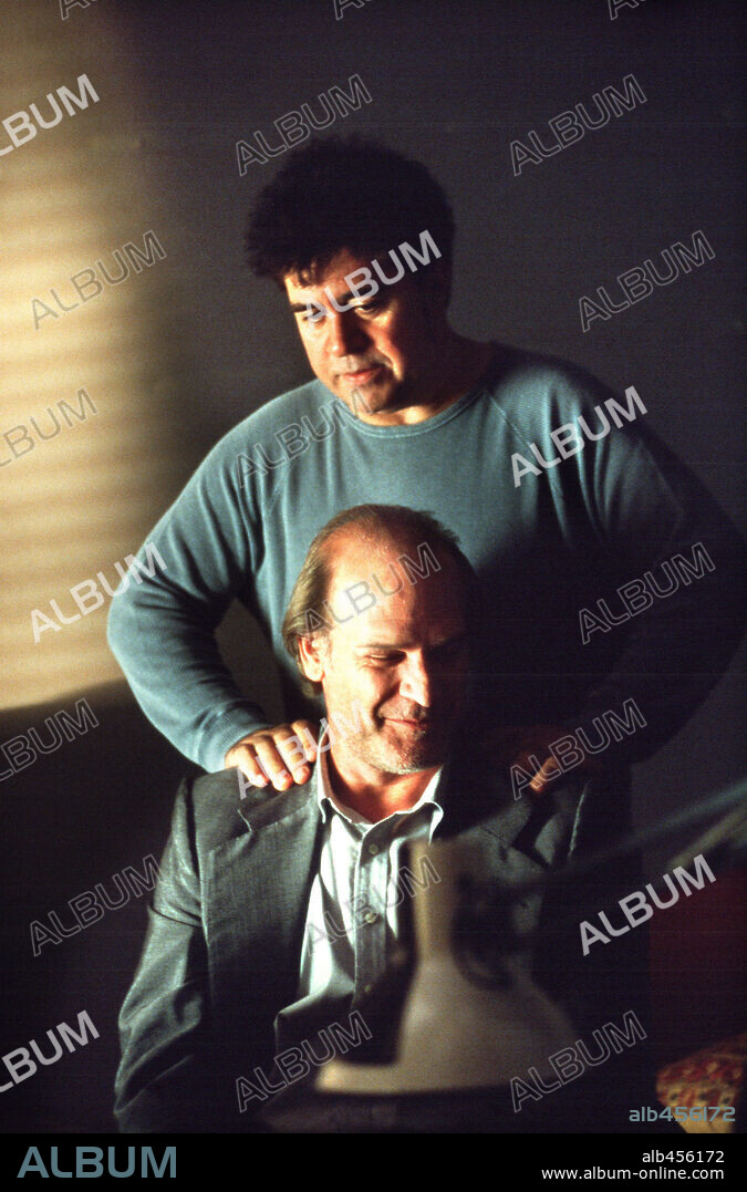 LLUIS HOMAR y PEDRO ALMODOVAR en LA MALA EDUCACION, 2004, dirigida por PEDRO ALMODOVAR. Copyright EL DESEO S.A.