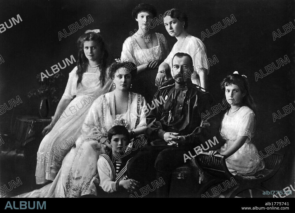 Tsar Nicholas II of Russia with his family. Tsar Nicholas II of Russia with his wife, Alexandra of Hesse-Darmstadt, and her daughters, Ol'ga, Tat'jana, Marjia e Anastasia and Aleksej. 1913.