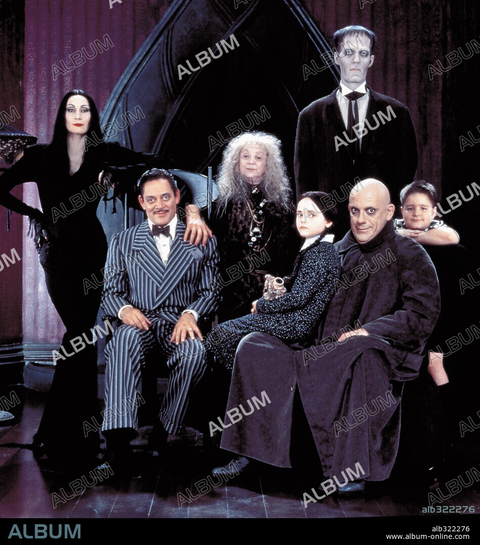 ANJELICA HUSTON, CHRISTINA RICCI, CHRISTOPHER LLOYD and RAUL JULIA in THE ADDAMS FAMILY, 1991, directed by BARRY SONNENFELD. Copyright COLUMBIA PICTURES / PAGLIUSO, JEAN.
