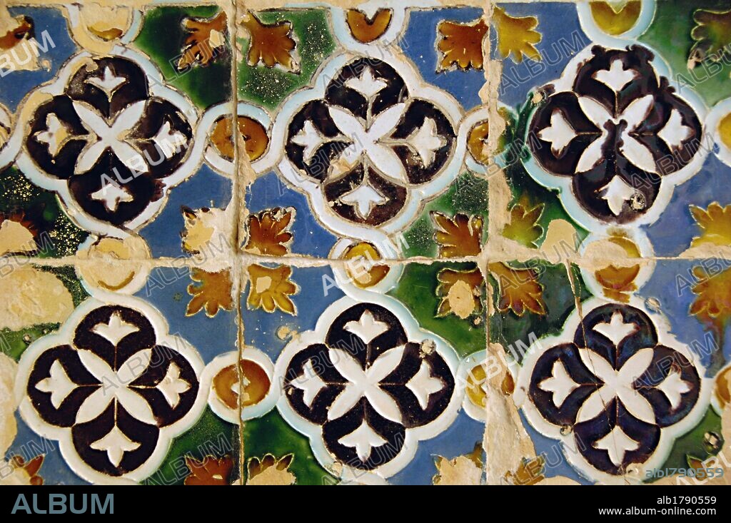 ARTE ISLAMICO. ESPAÑA. S. XV. Detalle de los AZULEJOS del CLAUSTRILLO del MONASTERIO DE SANTA MARIA DE LAS CUEVAS (MONASTERIO DE LA CARTUJA). Fundado en el año 1399 por Gonzalo de MENA, Arzobispo de Sevilla. SEVILLA. ISLA DE LA CARTUJA. Andalucía.