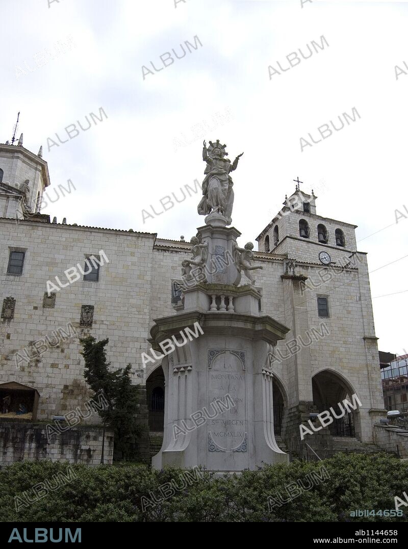 Estatua de la montaña a la asuncion de la santisima virgen, delante de la catedral de Santander, Santander.