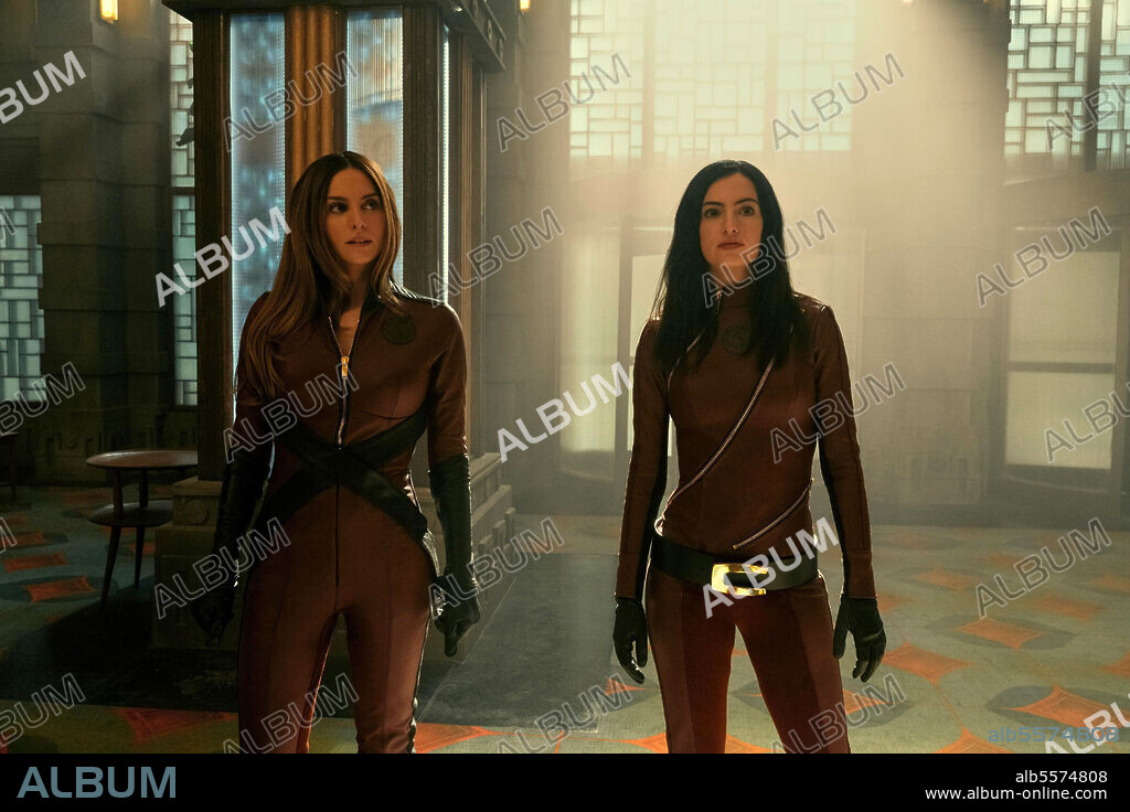 CAZZIE DAVID und GENESIS RODRIGUEZ in THE UMBRELLA ACADEMY, 2019, unter der Regie von JEREMY SLATER. Copyright NETFLIX.
