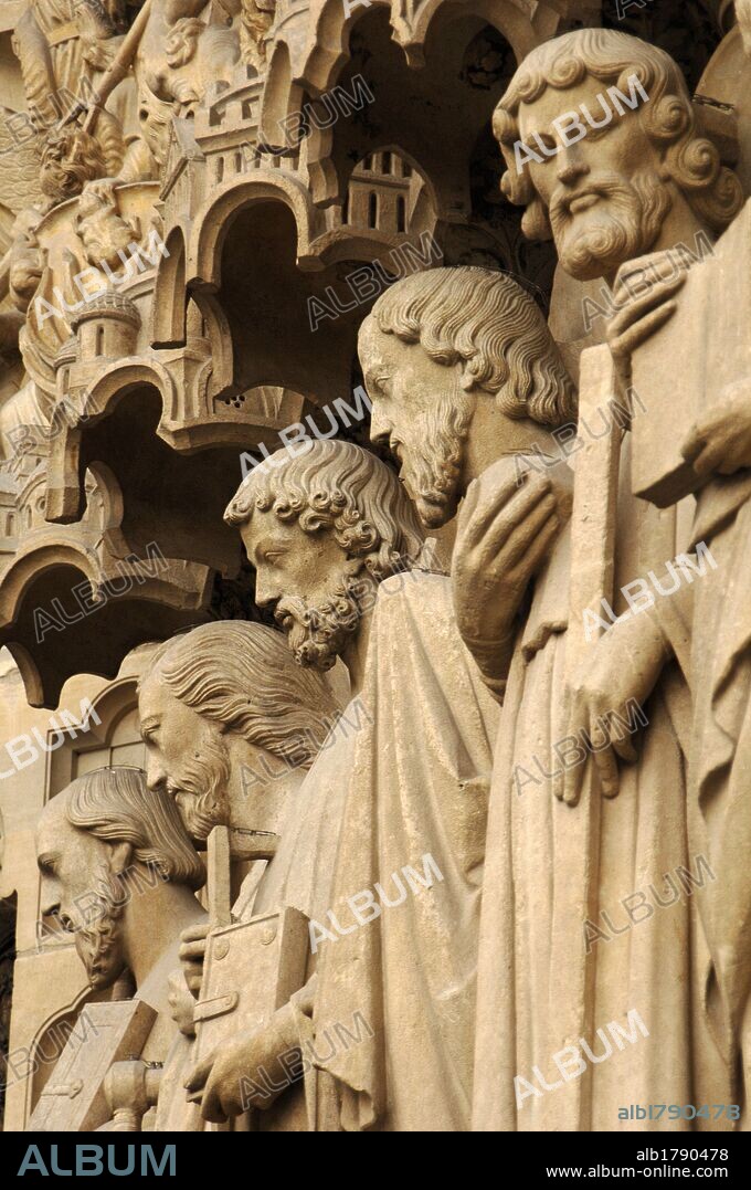 ARTE GOTICO. FRANCIA. Detalle de las ESCULTURAS de la fachada de la CATEDRAL DE NOTRE DAME (1163-1250), construida en estilo gótico por orden del obispo Eudes de Sully. Consta de tres cuerpos superpuestos, con tres grandes pórticos en su zona inferior. PARIS.